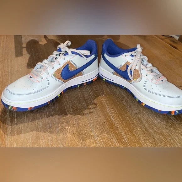 Nike Big Kids Air Force 1 LV8. Very lightly used. Size 4Y. Retail $105 - Picture 5 of 16